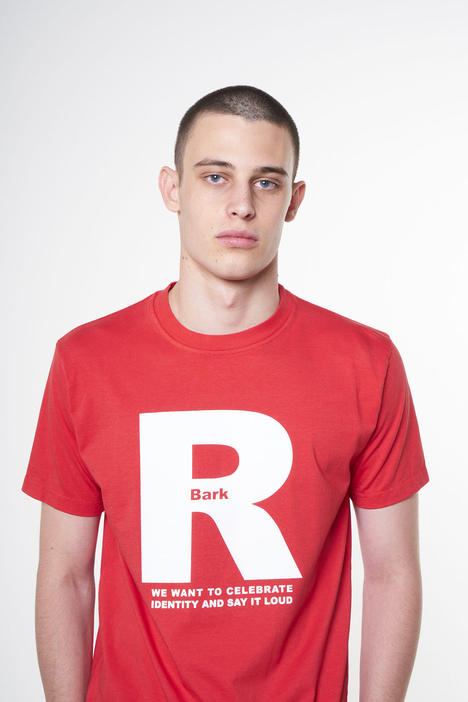 T-shirt con lettera R